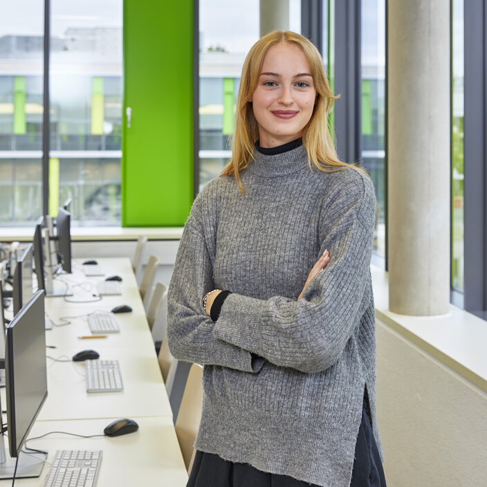 Lisa Michèle Schilling aus Deutschland Portraitbild Lisa Michèle Schilling im Computerraum