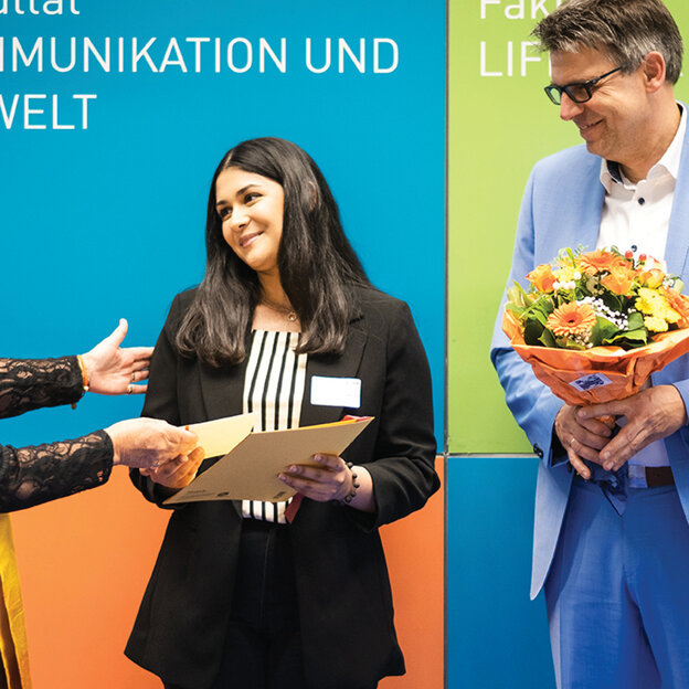 Mechthild Janßen, ZONTA Club Niederrhein, ZONTA-Award-Preisträgerin Deepal Kumar, Hochschulpräsident Prof. Dr. Oliver Locker-Grütjen