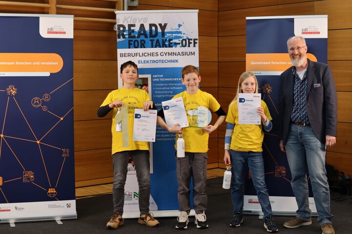 Das Team „Krabbentechniker“ belegte den ersten Platz bei der Lokalrunde in Geldern. Prof. Dr. William Megill von der Hochschule Rhein-Waal überreichte den Siegerteams ihre Pokale.