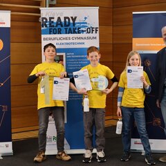 The ‘Krabbentechniker’ team came first in the local round in Geldern. Prof. Dr William Megill from Rhine-Waal University of Applied Sciences presented the winning teams with their trophies.