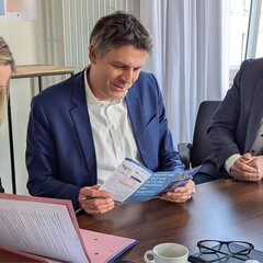 Mayor Julia Zupancic, Prof. Dr Oliver Locker-Grütjen (President of HSRW) and Prof. Dr-Ing Christian Ressel (ZAT Project Manager at HSRW) sign the joint memorandum of understanding on strategic cooperation