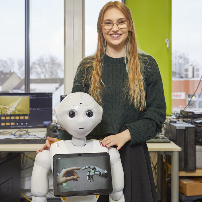 Sanja-Marie Burchartz aus Deutschland Portraitbild der Studentin Sanja-Marie Burchartz mit Roboter "Pepper"