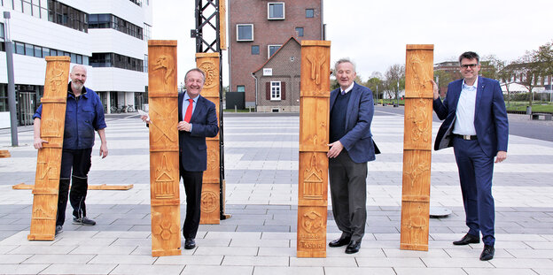 Pictured from left to right: Professor William Megill (Faculty of Technology and Bionics), Hans-Josef Kuypers (Managing Director of the Friends of Rhine-Waal University of Applied Sciences – Cleve Campus e.V.), Peter Wack (First Chair of the Friends of Rhine-Waal University of Applied Sciences – Cleve Campus e.V.), Dr Oliver Locker-Grütjen, President of Rhine-Waal University of Applied Sciences –