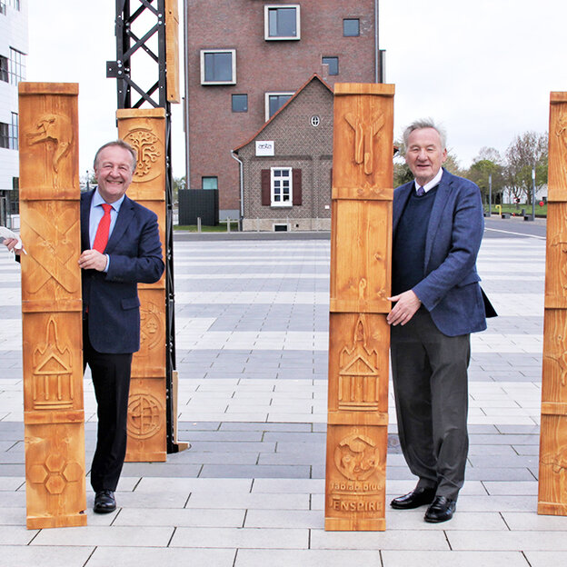 Von links nach rechts zu sehen: Professor William Megill (Fakultät Technologie und Bionik), Hans-Josef Kuypers (Geschäftsführer des Fördervereins der Hochschule Rhein-Waal - Campus Cleve e.V.), Peter Wack (1. Vorsitzender des Fördervereins der Hochschule Rhein-Waal - Campus Cleve e.V.) Dr. Oliver Locker-Grütjen, Präsident der Hochschule Rhein-Waal -