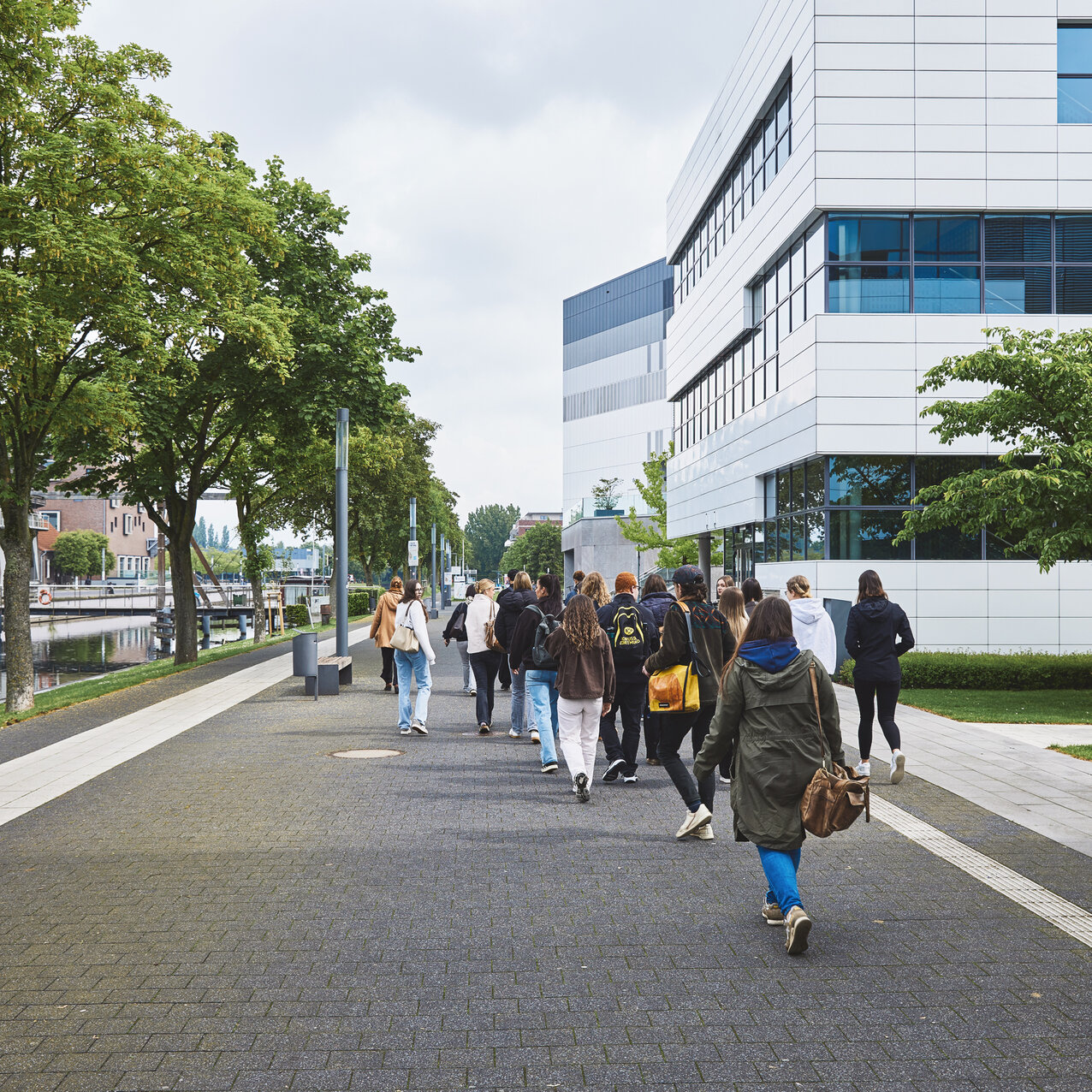 Große Menschengruppe auf dem Campus Kleve.