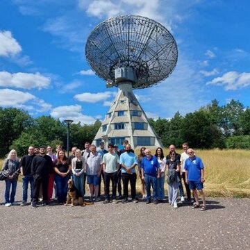 Gruppe Studierender vor dem Astropeiler Stockert