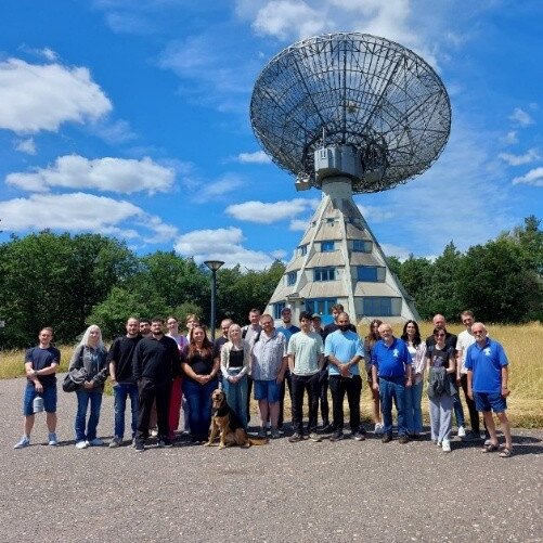 Gruppe Studierender vor dem Astropeiler Stockert