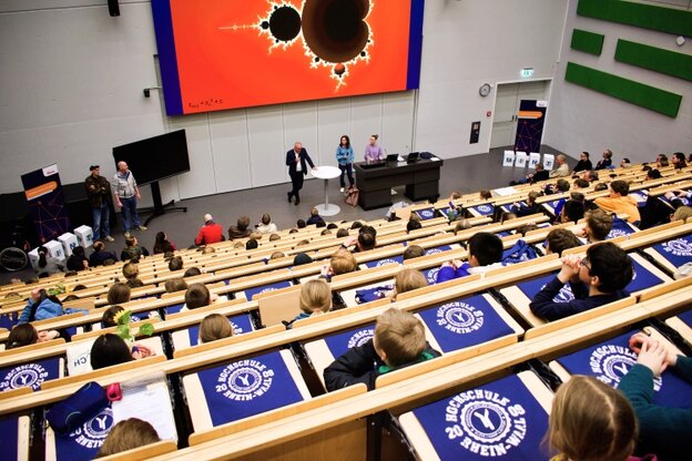 Vice-President Prof. Dr.-Ing. Peter Kisters, with Andrea Michels, Head of the Central Student Advisory Service, and Nele Decker, student adviser, at the closing event,