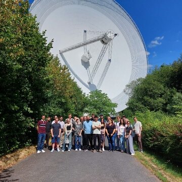 Gruppe der Studierenden vor dem 100-Meter-Radioteleskop in Effelsberg