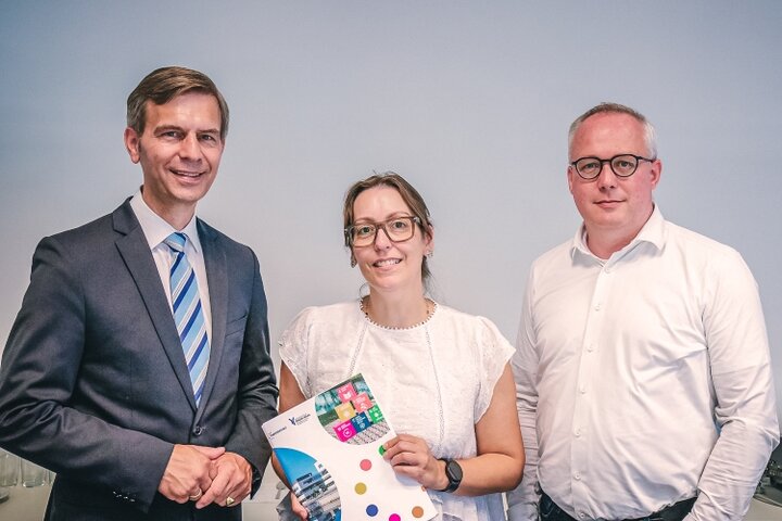 v.l.n.r.: Stephan Wolters (CDU-Landtagsabgeordneter für den Kreis Kleve), Dr. Ana Kreter (Projektkoordinatorin Agroforst Reallabor im Projekt TransRegINT) und Prof. Dipl.-Ing. Peter Kisters (Vizepräsident für Forschung, Innovation und Wissenstransfer der Hochschule Rhein-Waal sowie Projektleiter TransRegINT)