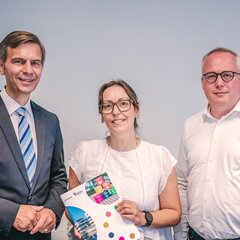 From left to right: Stephan Wolters (CDU Member of the State Parliament for the district of Kleve), Dr Ana Kreter (project coordinator for the Agroforestry Real-World Laboratory within the TransRegINT project) and Prof. Dipl.-Ing. Peter Kisters (Vice-President for Research, Innovation and Knowledge Transfer at Rhein-Waal University of Applied Sciences and project manager for TransRegINT)