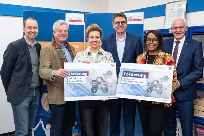v.l.n.r.: Ministerin Ina Brandes mit den Gesprächspartnern bei der Übergabe der Förderzusagen (v.l.n.r.): PD Dr. Gerhard Heusipp (Leitung Zentrum für Forschung, Innovation und Transfer, HSRW), Dr. Martin Kreymann (Projektkoordinator zdi-Zentrum Kamp-Lintfort, HSRW), Ina Brandes (Ministerin für Kultur und Wissenschaft des Landes Nordrhein-Westfalen), Prof. Dr. Oliver Locker-Grütjen (Präsident der HSRW), Phyllis Ndugire (Projektkoordinatorin des zdi-Zentrums Kleve, HSRW), Dr. Günther Bergmann (Mitglied des Landtags für den Kreis Kleve),