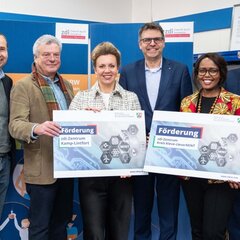 From left to right: Minister Ina Brandes with the participants at the handover of the funding commitments (from left to right): PD Dr Gerhard Heusipp (Head of the Centre for Research, Innovation and Transfer, HSRW), Dr Martin Kreymann (Project Co-ordinator at the zdi Centre in Kamp-Lintfort, HSRW), Ina Brandes (Minister for Culture and Science of the State of North Rhine-Westphalia), Prof. Dr Oliver Locker-Grütjen (President of the HSRW), Phyllis Ndugire (Project Co-ordinator at the zdi Centre in Kleve, HSRW), Dr Günther Bergmann (Member of the State Parliament for the district of Kleve),
