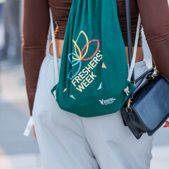 Bild einer getragenen "Freshers' Bag" 2023