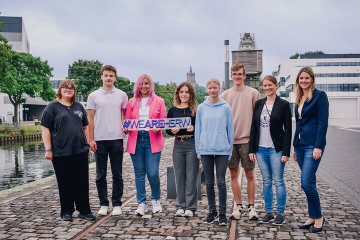 Die neuen Azubis und Teilnehmenden am FÖJ mit der Kanzlervertreterin der Hochschule Rhein-Waal Nicole Burke und Ausbildungsleiterin Katrin Bongertmann,