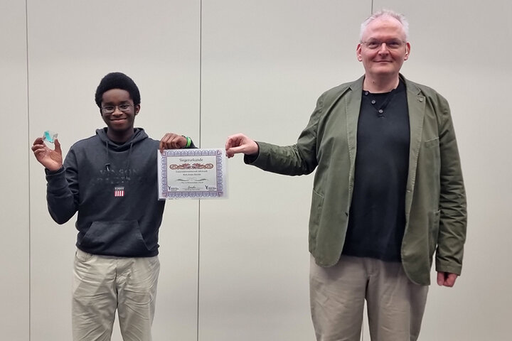 Gewinner des Informatikwettbewerbs Mark Annin-Steinke, dualer Student der Verwaltungsinformatik bei der Stadt Herne mit Prof. Dr. Ulrich Greveler