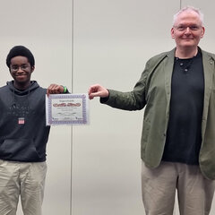 Gewinner des Informatikwettbewerbs Mark Annin-Steinke, dualer Student der Verwaltungsinformatik bei der Stadt Herne mit Prof. Dr. Ulrich Greveler