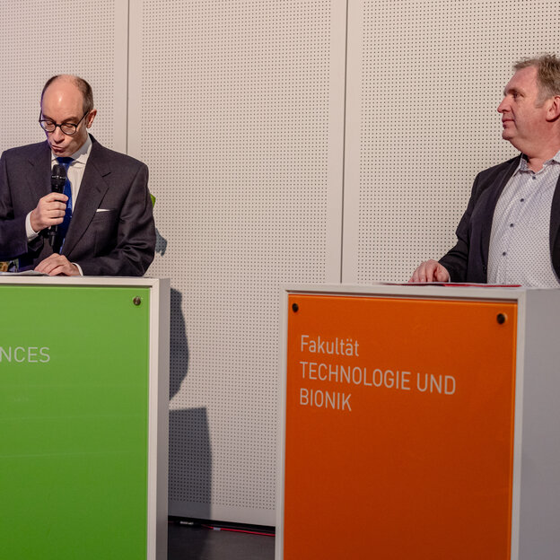 Absolvent*innen feiern ihren Abschluss