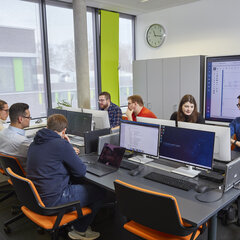 Studierende arbeiten an Computern im E-Government Labor