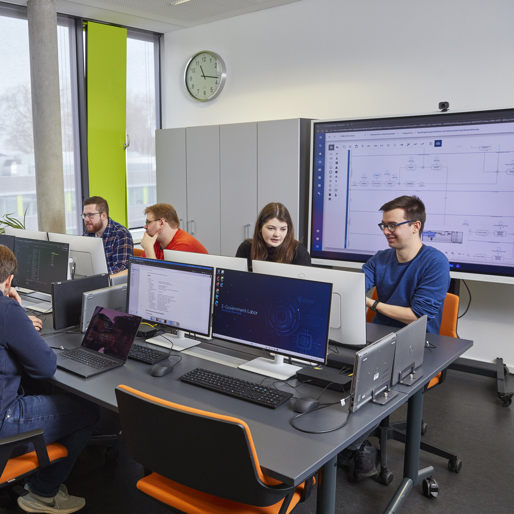 Studierende arbeiten an Computern im E-Government Labor