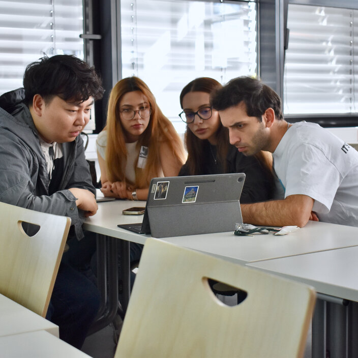 Studierende arbeiten gemeinsam an den Herausforderungen des Datathons.