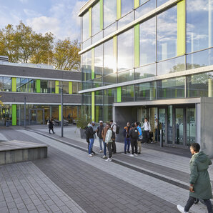 Blick auf den Campus mit Studierenden