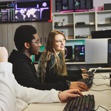 Studierende arbeiten an Computern in einem modernen Labor für Medieninformatikstudierende.