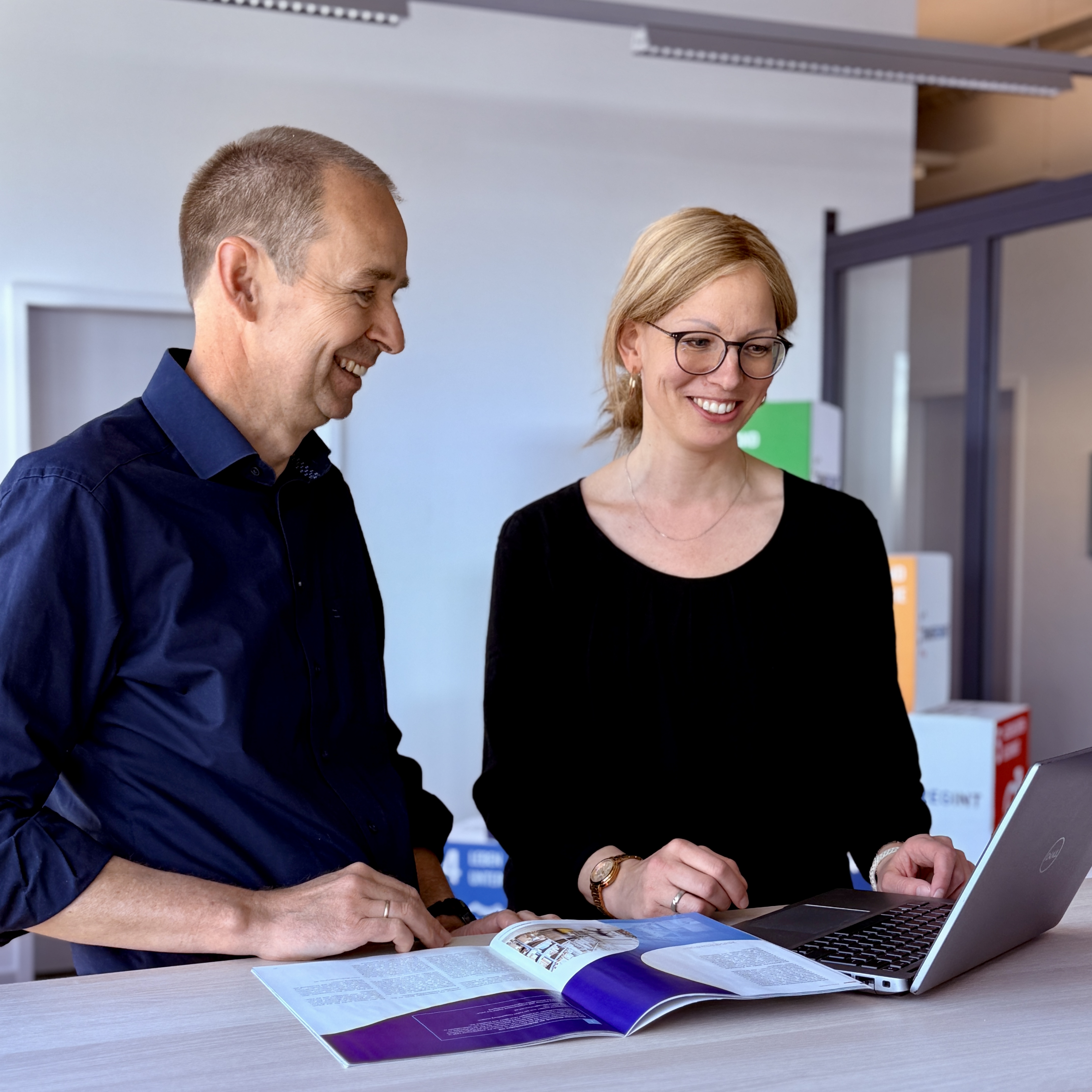 Mitarbeitende des Zentrums für Forschung, Innovation und Transfer beraten zur Forschungsförderung