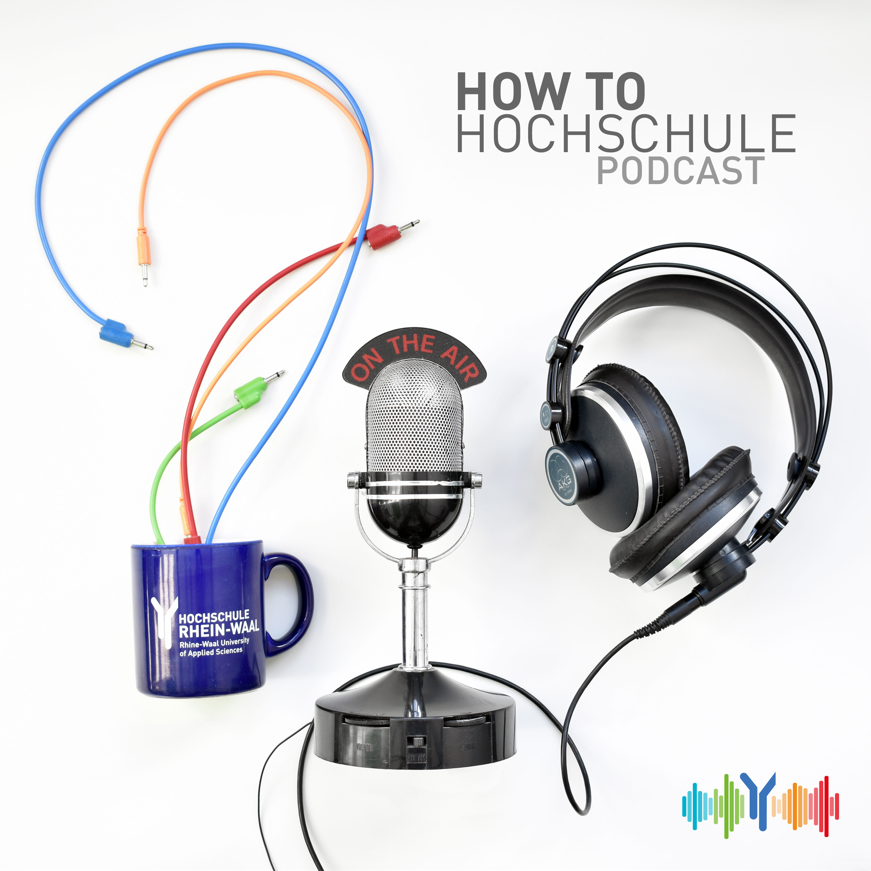 Das Coverbild des Podcasts zeigt einen Kopfhörer, ein Mikrofon und eine Tasse der Hochschule Rhein-Waal. Aus der Tasse ragen vier Audiokabel in unterschiedlichen Farben, die die Fakultäten repräsentieren