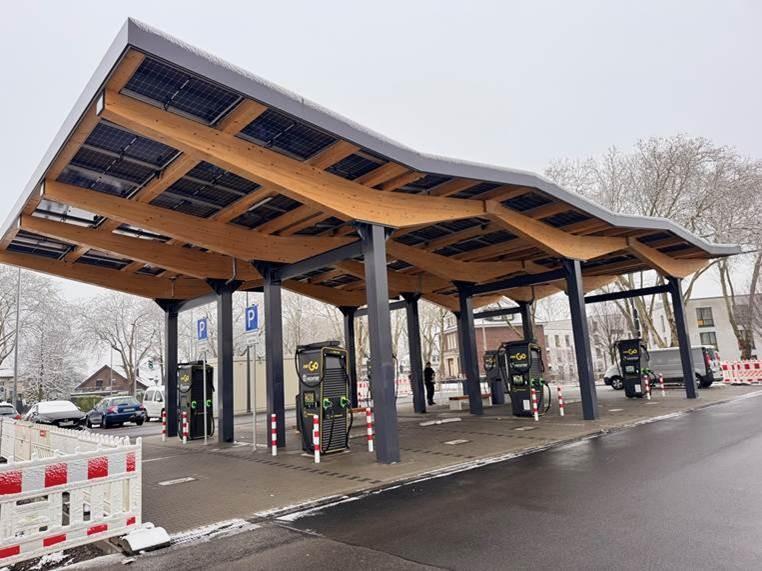 Opening of a new fast-charging station for electric vehicles in Kamp-Lintfort at Rhein-Waal University of Applied Sciences