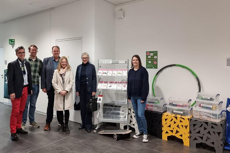 Those involved in the project at the library in Kamp-Lintfort, from left to right: Prof. Dr Klaus Hegemann (Dean of the Faculty of Communication and Environment), Jonas Lamik (Head of the Library), Frank Rattmann (Chair of the Campus Kamp-Lintfort Support Association), Yvonne Frericks (Head of the Kamp-Lintfort Media Centre), Beate Träm (Managing Director of the Campus Camp-Lintfort Friends’ Association) and Maike Schön (Library Project Coordinator)