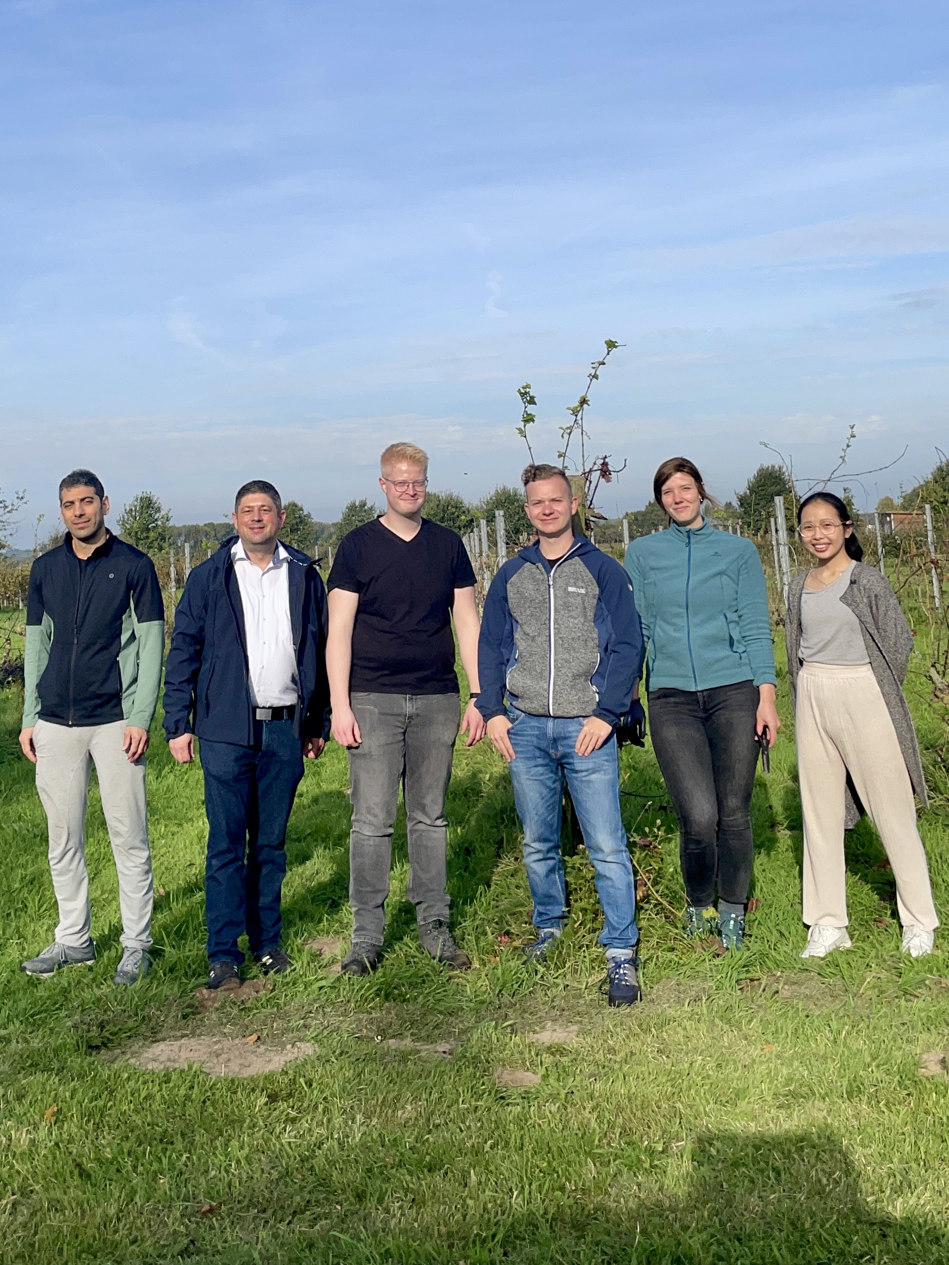 Group picture in the "vineyard": A group of professors and students who are part of the project in the vineyard where the grapes were harvested. 