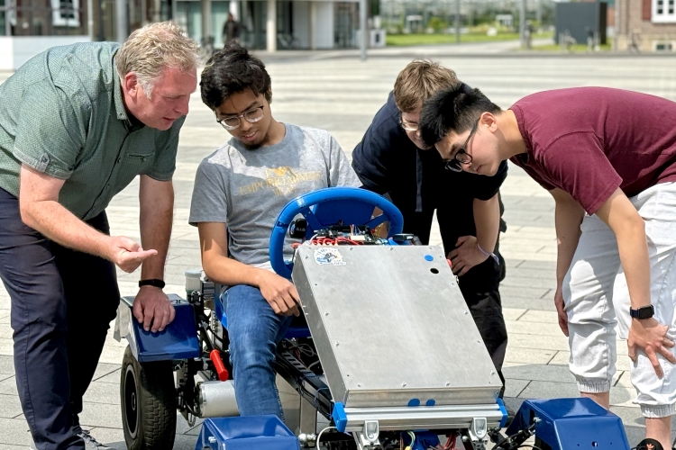 Studiengangsleiter Prof. Dr. Nissing testet das E-Gokart mit Studierenden.