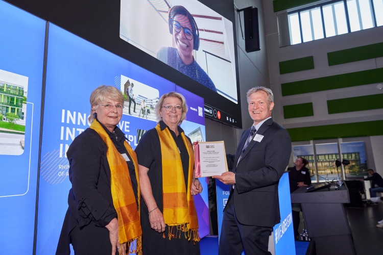 Preisträgerin und Überreichende des Award des ZONTA Clubs Niederrhein.