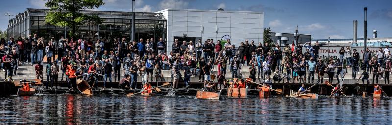 Bootsrennen Schwanenritter-Race vor Publikum auf dem Spoy Kanal