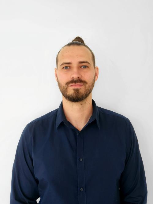 Das Foto zeigt unseren Absolventen Lennart Kuck im Portrait