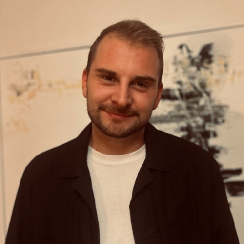 Das Foto zeigt unseren Absolventen Marvin Heselmann im Portrait
