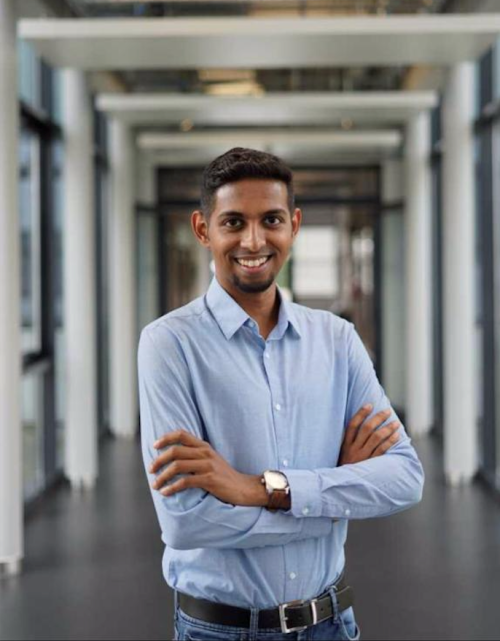 Das Foto zeigt unseren Absolventen John im Portrait