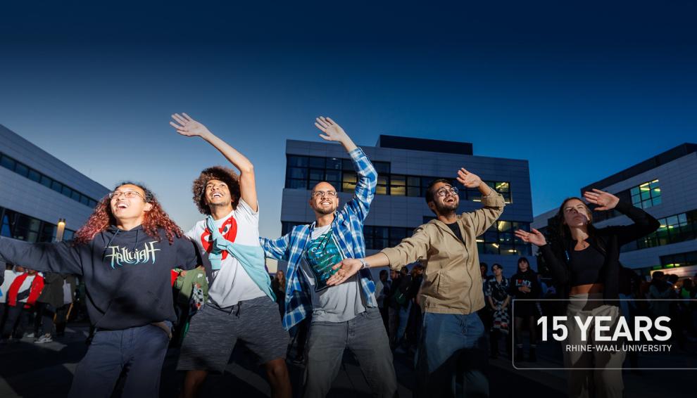 Campus Festival at Rhine-Waal University of Applied Sciences, 5 international students celebrate at dusk