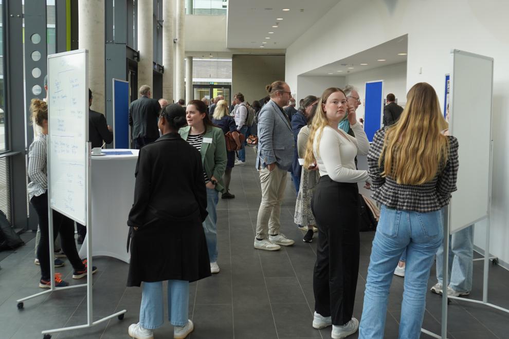 Messestand mit männlichen und weiblichen Personen.
