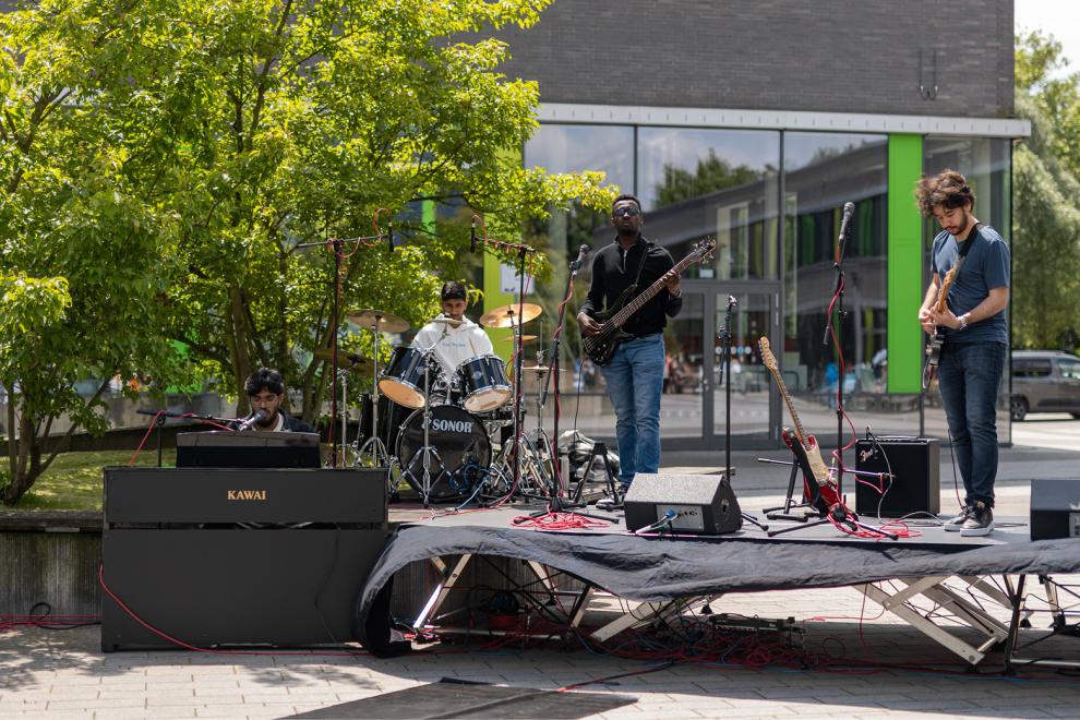 Bühne mit zwei Musikern, Gitarre und Schlagzeug
