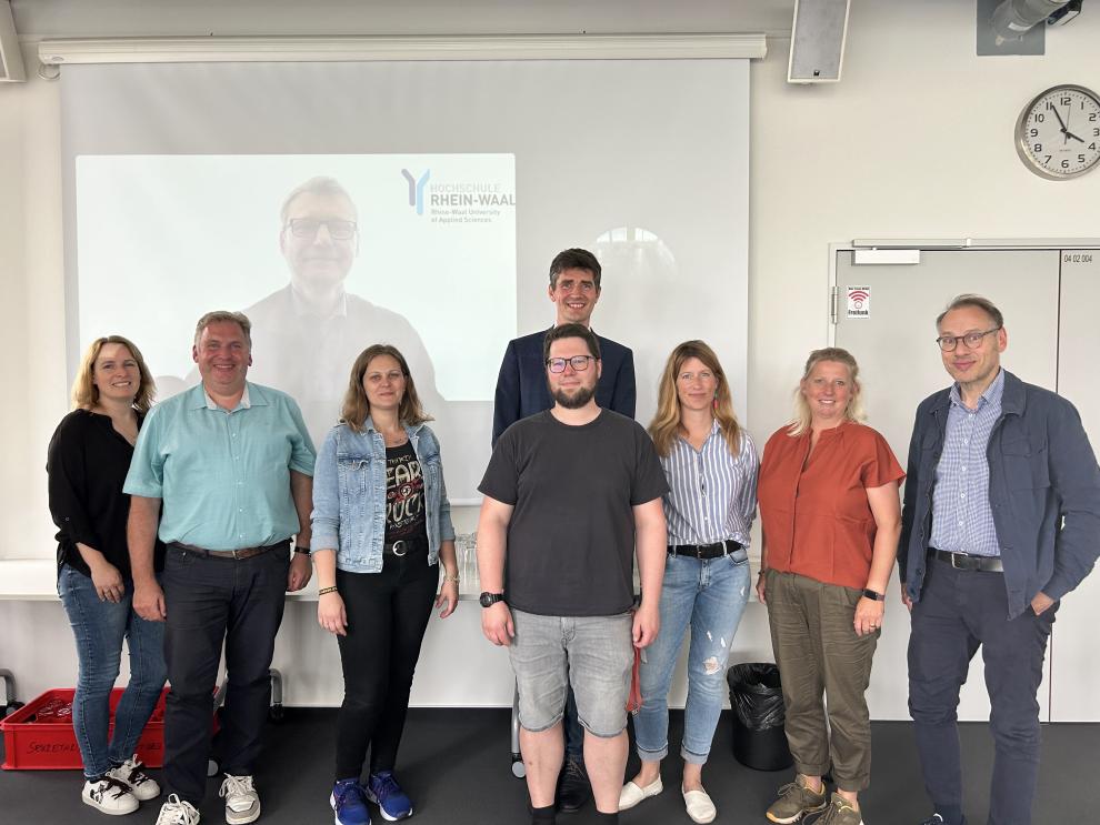 von links nach rechts: Dr. Alina Leson, Prof. Dr.-Ing. Dirk Nissing, Prof. Dr. Torsten Niechoj, Maike Tischler, Roland Grichnik, Prof. Dr. Wögen Tadsen, Katarina Vogl, Vanessa Meinen, Prof. Dr. Dirk Berndsen (es fehlen: Prof. Dr. Joachim Fensterle, Prof. Dr. Klaus Hegemann, Shaun Marimbire, Prof. Dr. Simone Pauling)