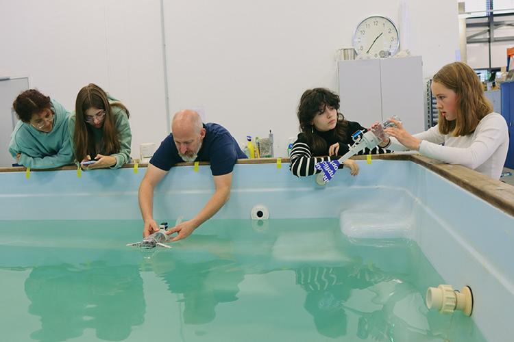 MINT Girls mit Professor lassen Roboterfische um die Wette schwimmen