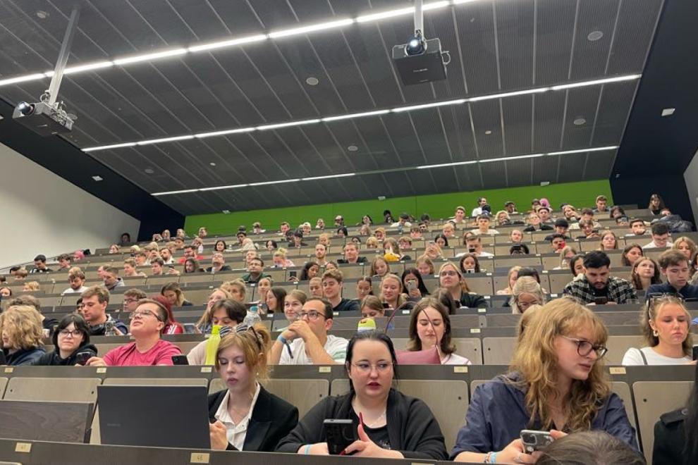 Audimax mit einer Vielzahl Erstsemester.