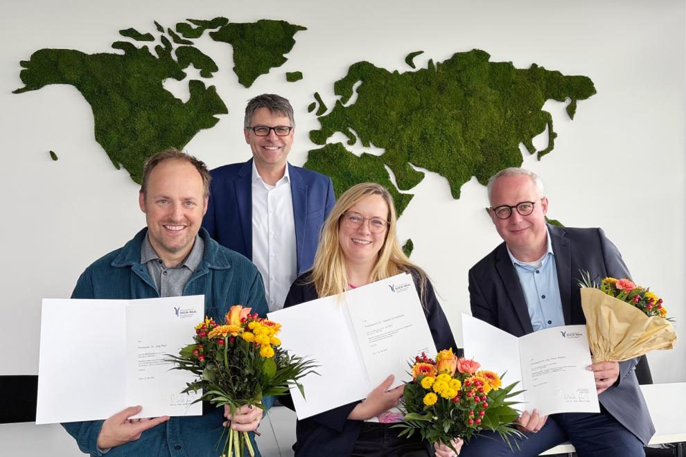 Zu sehen ist das Präsidium der HSRW. Es besteht aus den selben vier Mitgliedern, wie vor der Wahl.
