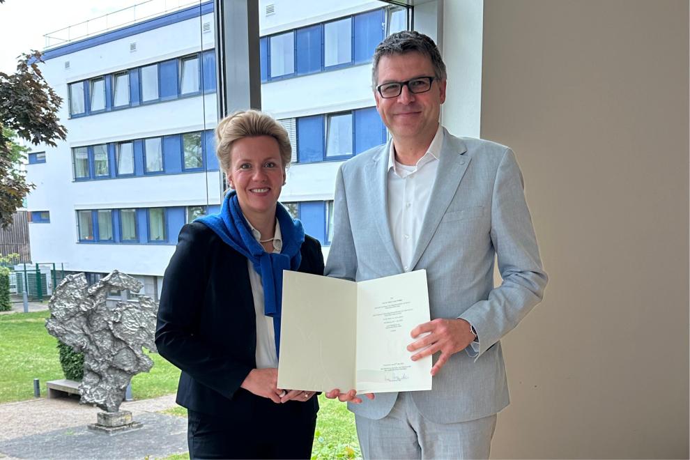 Ministerin Ina Brandes bei der Übergabe der Ernennung mit Prof. Dr. Oliver Locker-Grütjen