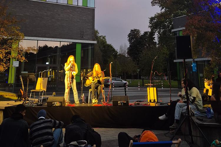 Das Bild zeigt eine Band die bei der Music Night auf dem Campus in Kamp-Lintfort spielt.