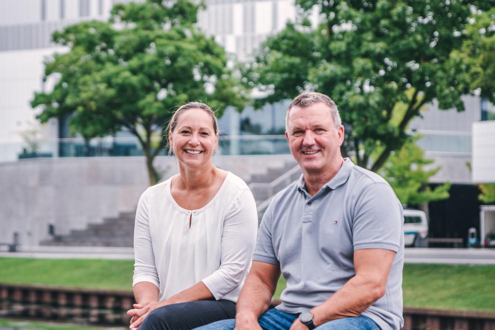 Von links nach rechts zu sehen sind eine Frau und ein Mann. Sie bilden das BSB-Team (Betriebliche Sozialberatung).