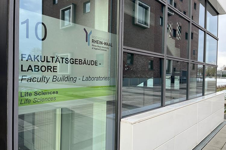 Das Bild zeigt das Schild von Gebäude 10 auf dem Campus Kleve.