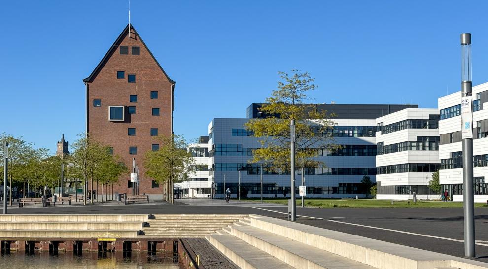 Der Campus der Hochschule Kleve im Sonnenlicht.